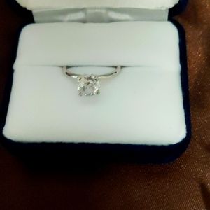 Sterling silver cubic zirconio ring